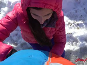 Байкер на природе трахает в рот озабоченную подругу