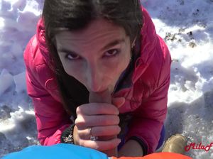 Байкер на природе трахает в рот озабоченную подругу