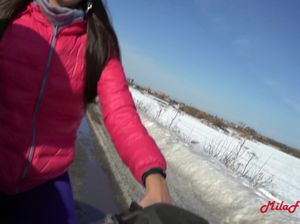 Байкер на природе трахает в рот озабоченную подругу