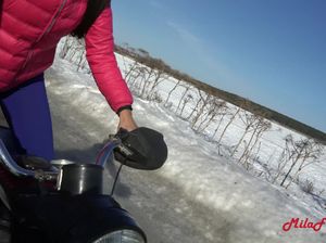 Байкер на природе трахает в рот озабоченную подругу