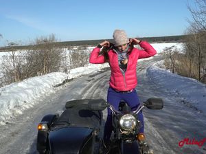 Байкер на природе трахает в рот озабоченную подругу