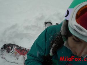 Спортсменка делает отменный минет в зимнем лесу