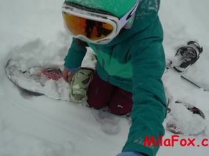 Спортсменка делает отменный минет в зимнем лесу