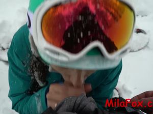 Спортсменка делает отменный минет в зимнем лесу