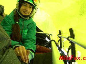 Спортсменка делает отменный минет в зимнем лесу