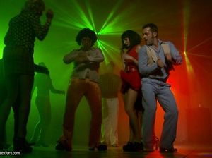 Худые девушки устроили анальный секс втроем с брутальным мужиком