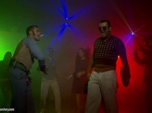 Худые девушки устроили анальный секс втроем с брутальным мужиком