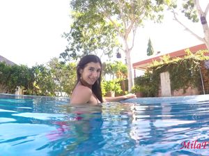 Парень по очереди жарит двух голых телок в бассейне