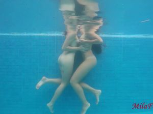 Парень по очереди жарит двух голых телок в бассейне