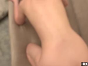 Русская домашняя девушка стонет от первого анального секса на камеру