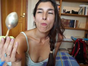 Потаскуха от первого лица трахается в попу и глотает толстый член