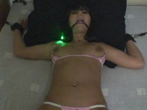 Доминант против воли выебал связанную брюнетку в попку