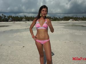 Шлюха позирует в купальнике на пляже и делает приятный минет