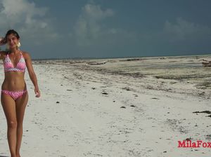 Шлюха позирует в купальнике на пляже и делает приятный минет