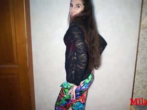 Брюнетка показала чуваку свои прелести и получила сперму прямо во влагалище