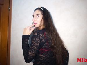 Брюнетка показала чуваку свои прелести и получила сперму прямо во влагалище