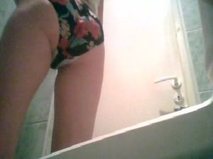 Красавица пописала и засветила голую манду на камеру