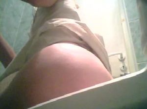 Красавица пописала и засветила голую манду на камеру