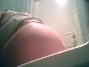 Красавица пописала и засветила голую манду на камеру