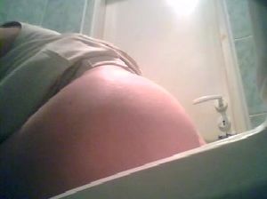 Красавица пописала и засветила голую манду на камеру