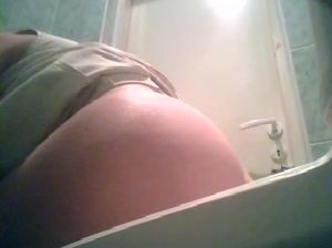 Красавица пописала и засветила голую манду на камеру