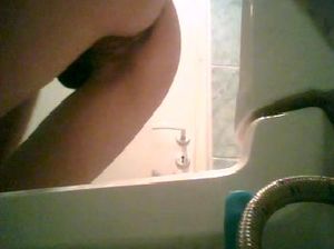 Скрытая камера в туалете сняла, как школьница писает