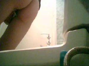 Скрытая камера в туалете сняла, как школьница писает