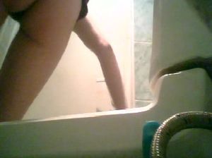 Скрытая камера в туалете сняла, как школьница писает