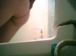 Скрытая камера в туалете сняла, как школьница писает