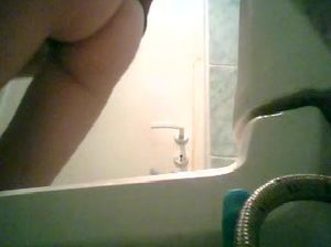 Скрытая камера в туалете сняла, как школьница писает