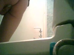 Скрытая камера в туалете сняла, как школьница писает