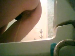 Скрытая камера в туалете сняла, как школьница писает