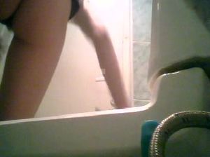 Скрытая камера в туалете сняла, как школьница писает