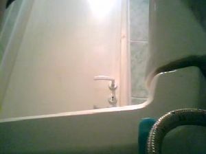 Скрытая камера в туалете сняла, как школьница писает