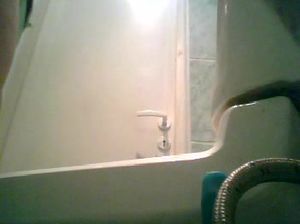 Скрытая камера в туалете сняла, как школьница писает