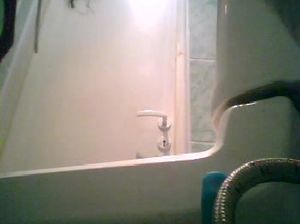 Скрытая камера в туалете сняла, как школьница писает