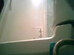 Скрытая камера в туалете сняла, как школьница писает