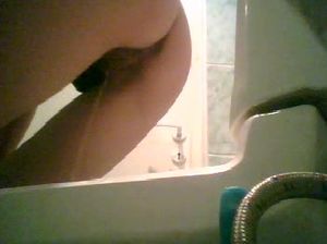 Скрытая камера в туалете сняла, как школьница писает