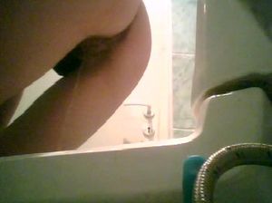 Скрытая камера в туалете сняла, как школьница писает