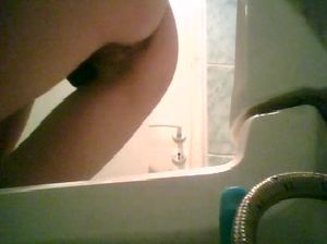 Скрытая камера в туалете сняла, как школьница писает