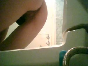 Скрытая камера в туалете сняла, как школьница писает