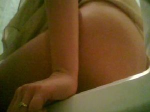 Молодая девчонка писает и сверкает голой пиздой перед скрытой камерой