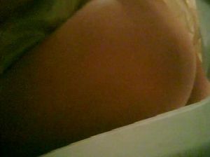 Молодая девчонка писает и сверкает голой пиздой перед скрытой камерой