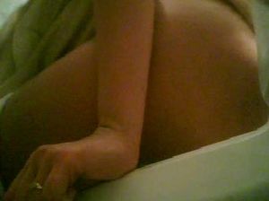 Молодая девчонка писает и сверкает голой пиздой перед скрытой камерой