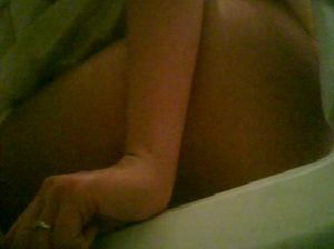 Молодая девчонка писает и сверкает голой пиздой перед скрытой камерой