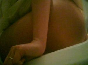 Молодая девчонка писает и сверкает голой пиздой перед скрытой камерой