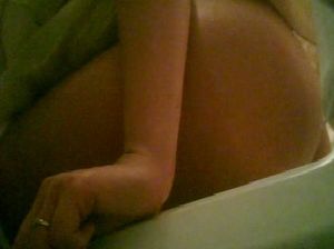 Молодая девчонка писает и сверкает голой пиздой перед скрытой камерой