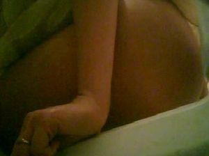 Молодая девчонка писает и сверкает голой пиздой перед скрытой камерой