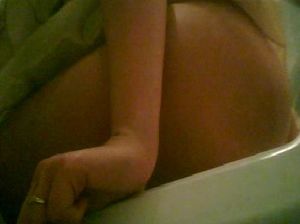 Молодая девчонка писает и сверкает голой пиздой перед скрытой камерой