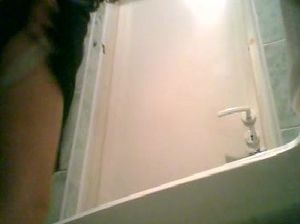 Русские девочки писают в женском туалете на скрытую камеру